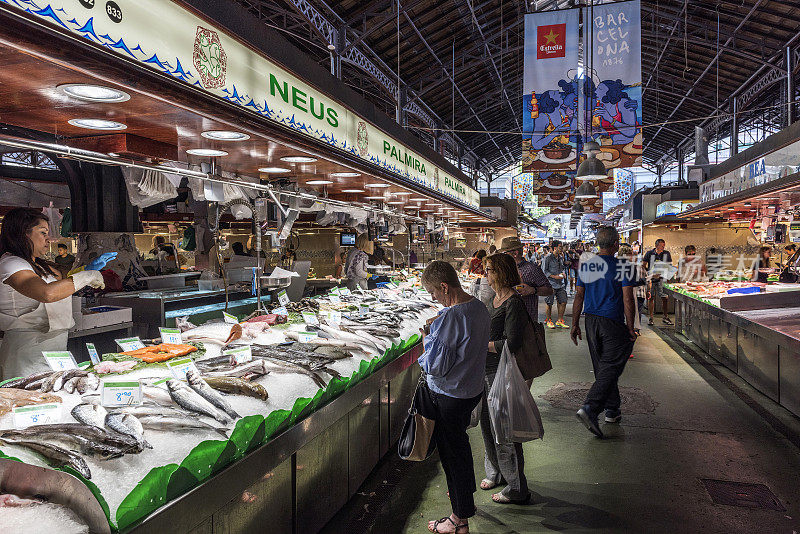 鱼和海鲜店在La Boqueria，巴塞罗那